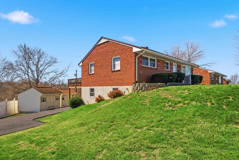 205 Roundhill Drive, photo 7 of 40
