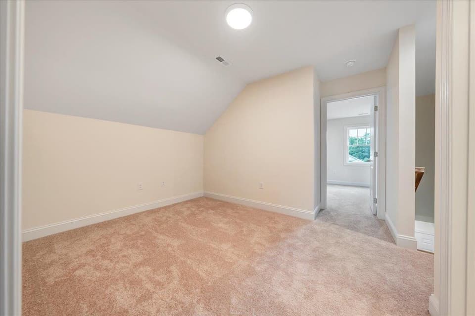 940 Holland Loop, photo 10 of 40