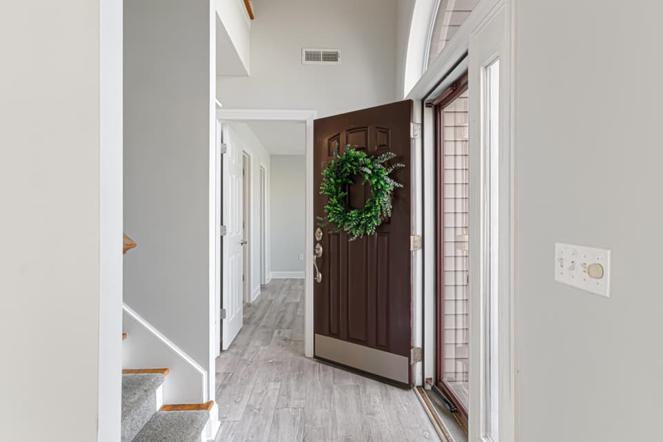 1730 Lions Drive, photo 4 of 40