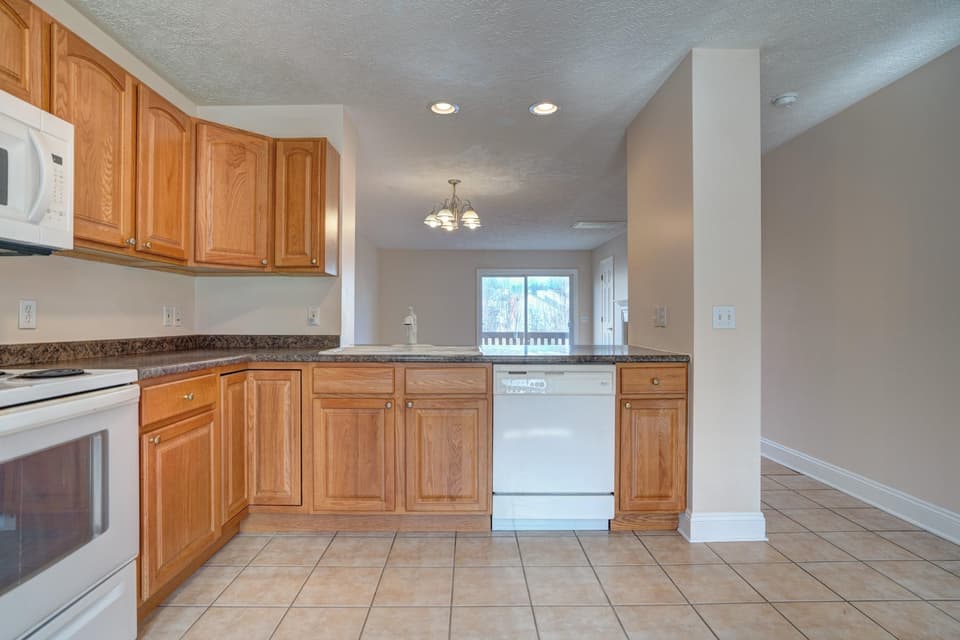 825 Oaktree Boulevard, photo 10 of 32