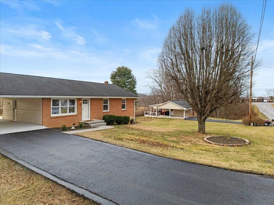 326 Rolling Hills Drive, photo 4 of 40