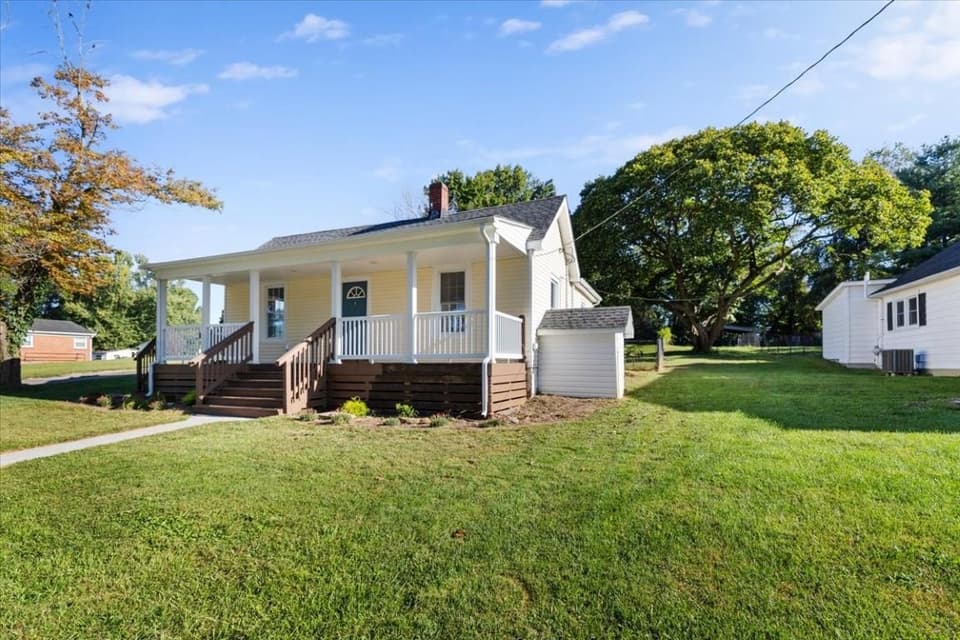 930 Forest Street, photo 3 of 36