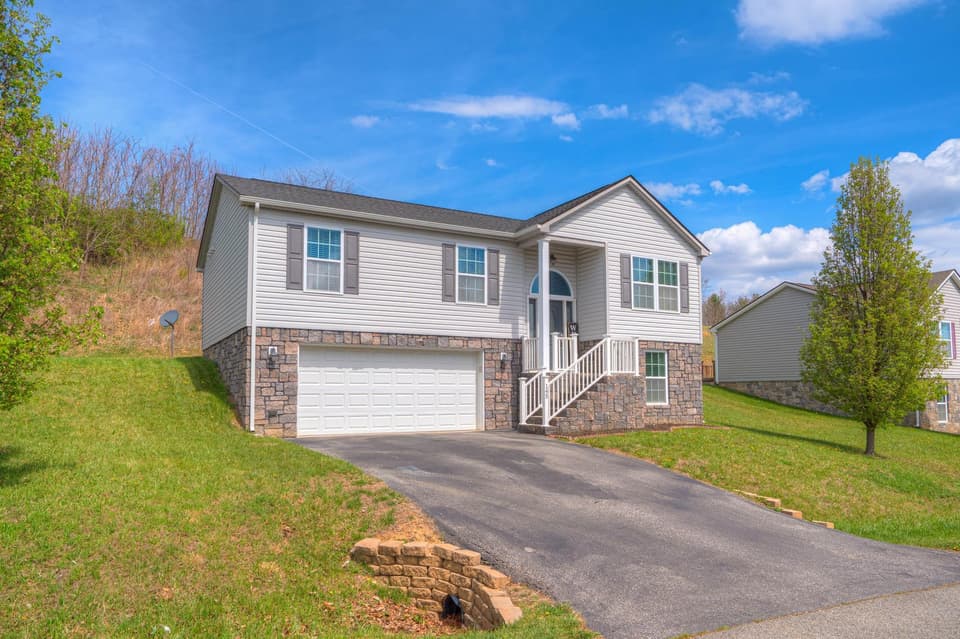 145 Robin Hood Drive, Christiansburg, VA