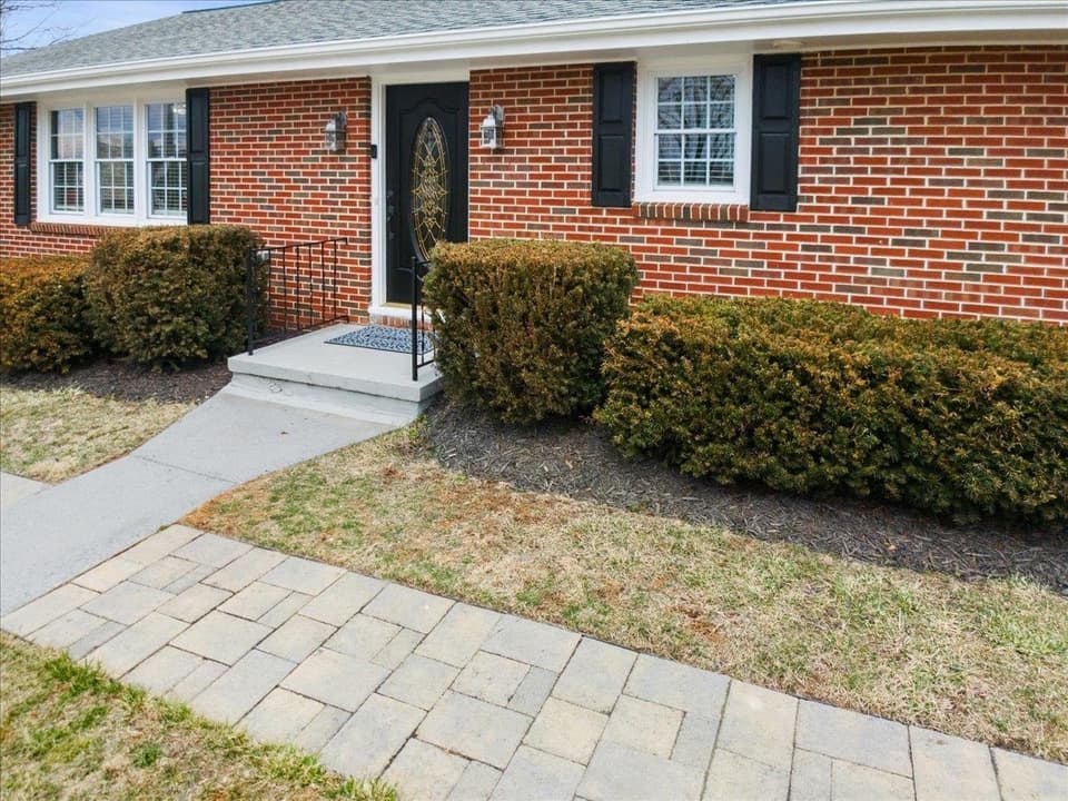 106 Miller Street SE, photo 4 of 40