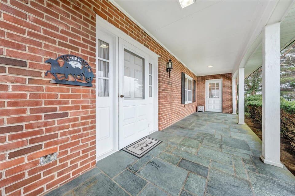 570 Summitridge Rd SW, photo 7 of 36