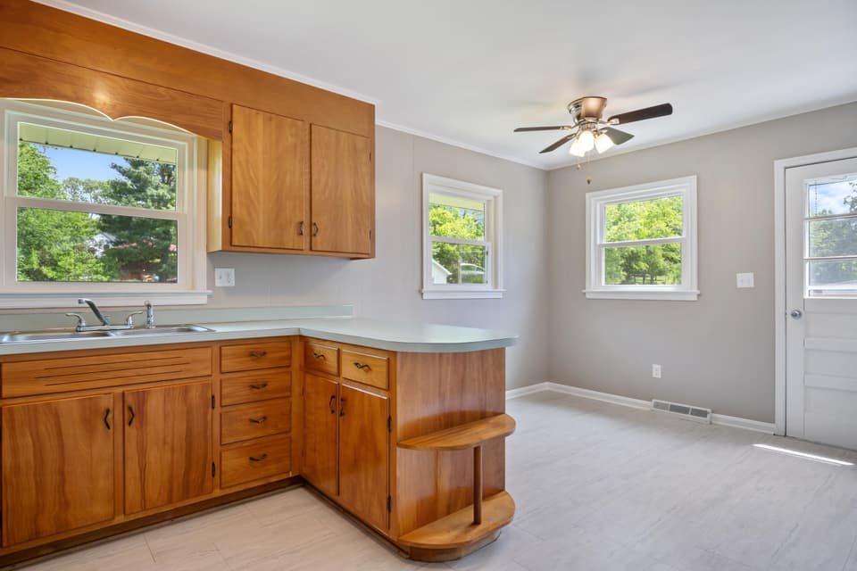 660 Colhoun Street, photo 10 of 35