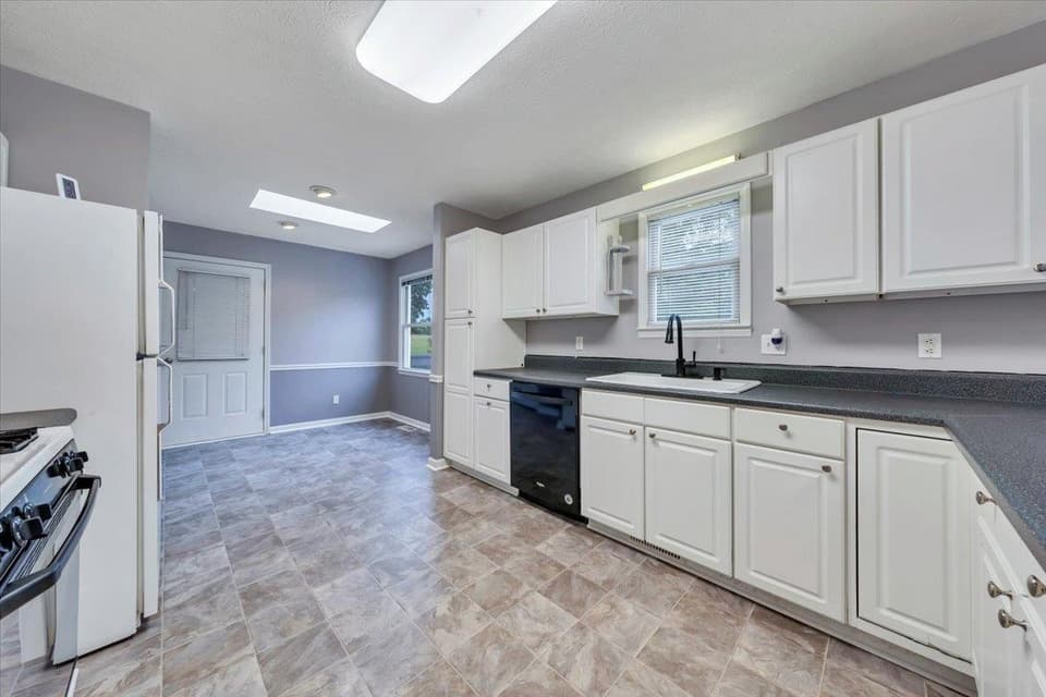 430 Virginian Drive, photo 10 of 36