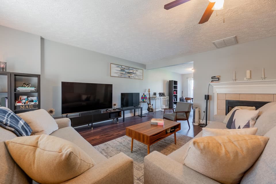325 Oaktree Boulevard, photo 5 of 35