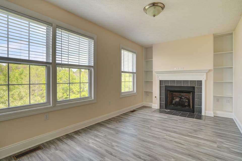 1025 Oaktree Boulevard, photo 8 of 33