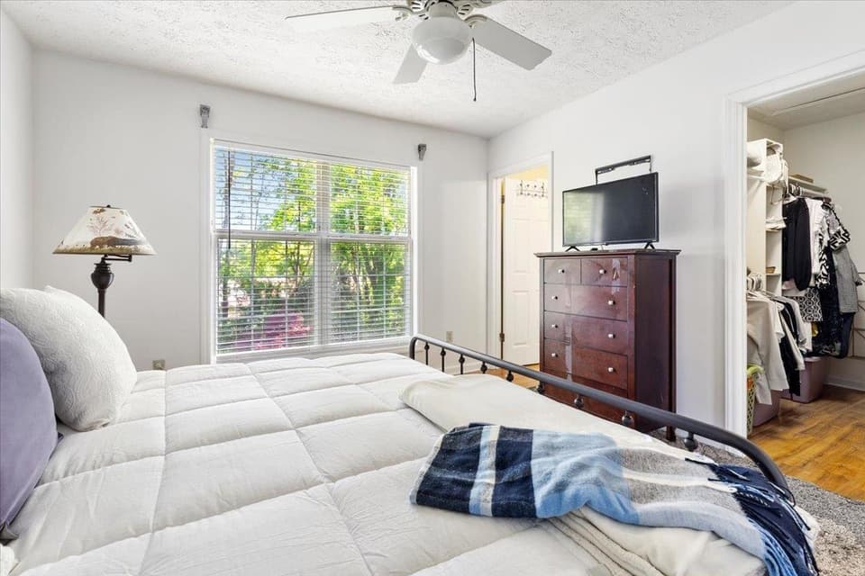 650 Warren Court, photo 26 of 40