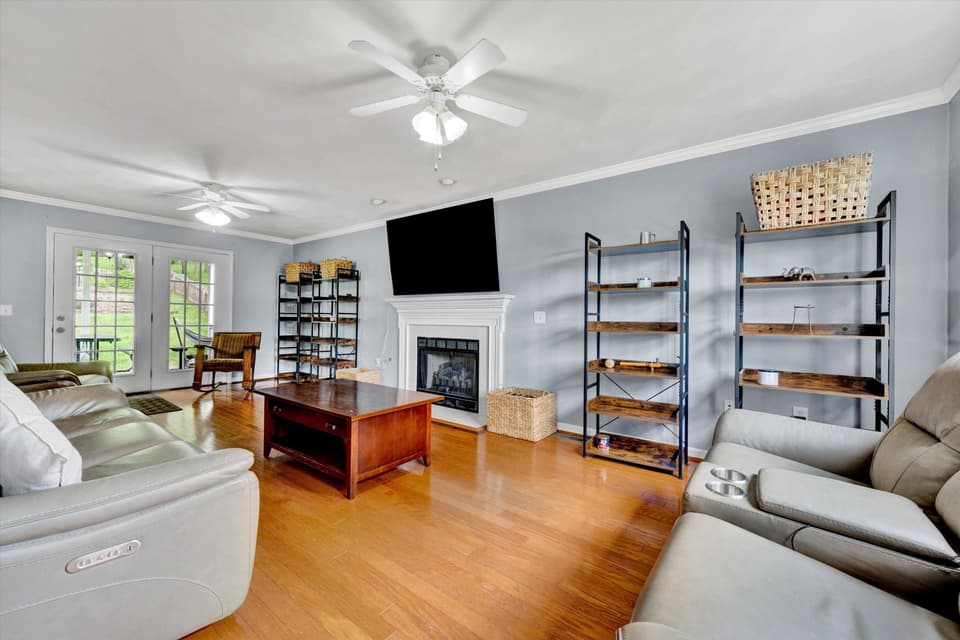 135 Sapphire Avenue, photo 6 of 40