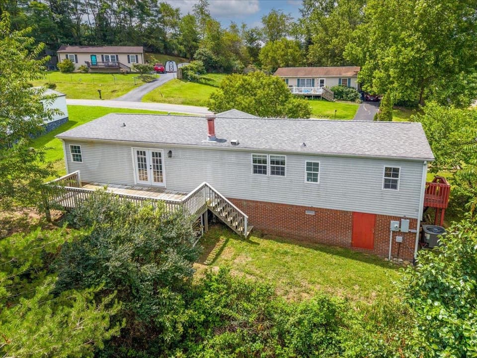 3300 Springview Drive, photo 2 of 30