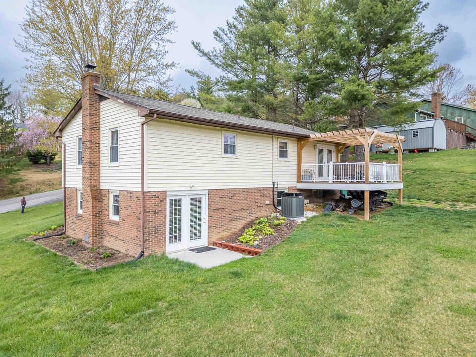 460 Mulberry Drive SW, photo 3 of 40