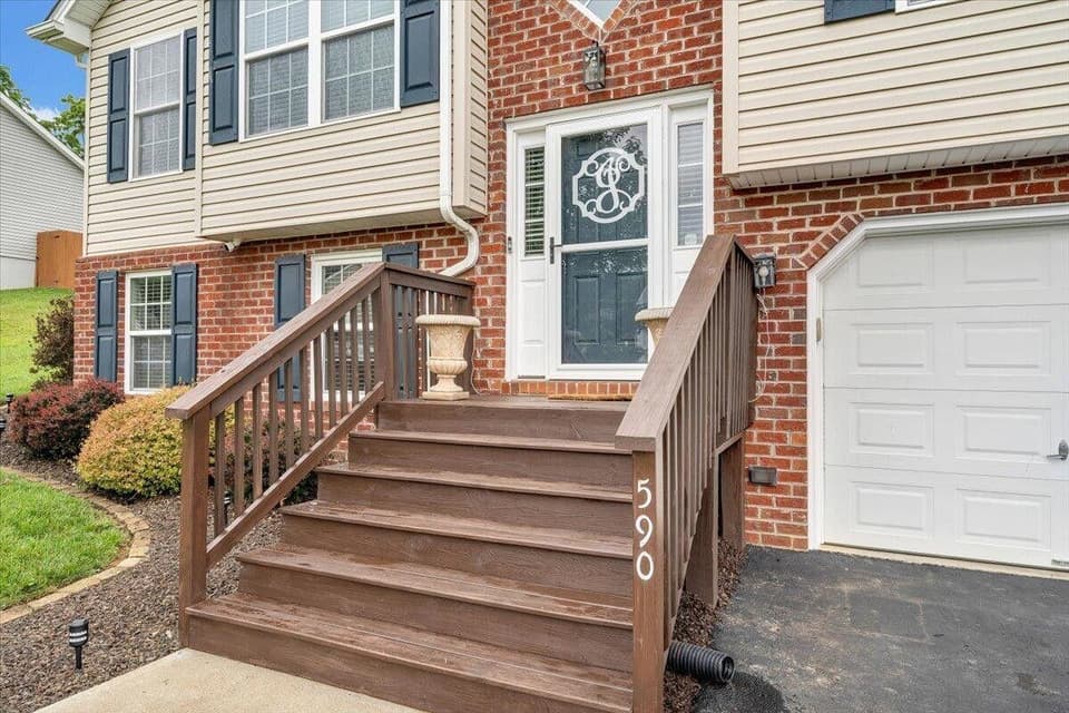 590 Keystone Drive, photo 4 of 37