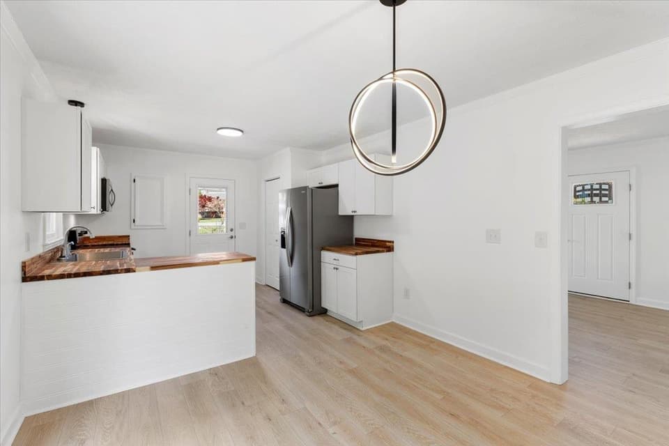 2435 Glade Drive SE, photo 10 of 40