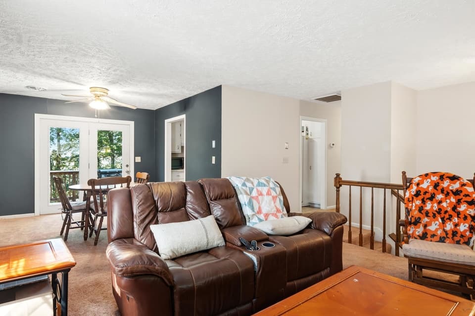 415 Tomahawk Drive, photo 10 of 40