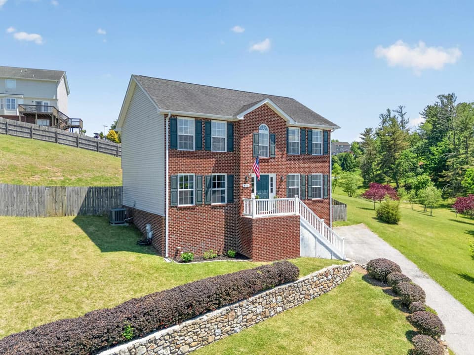 475 Majestic Drive, photo 2 of 40
