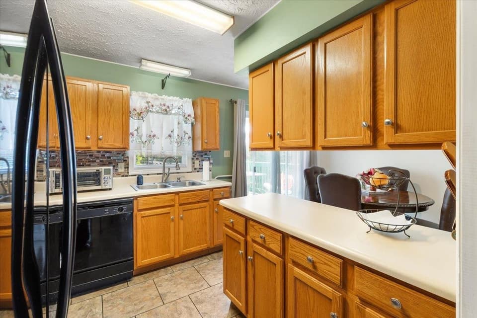 650 Warren Court, photo 18 of 40