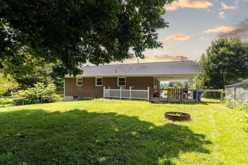 1380 Rigby Street, photo 5 of 32