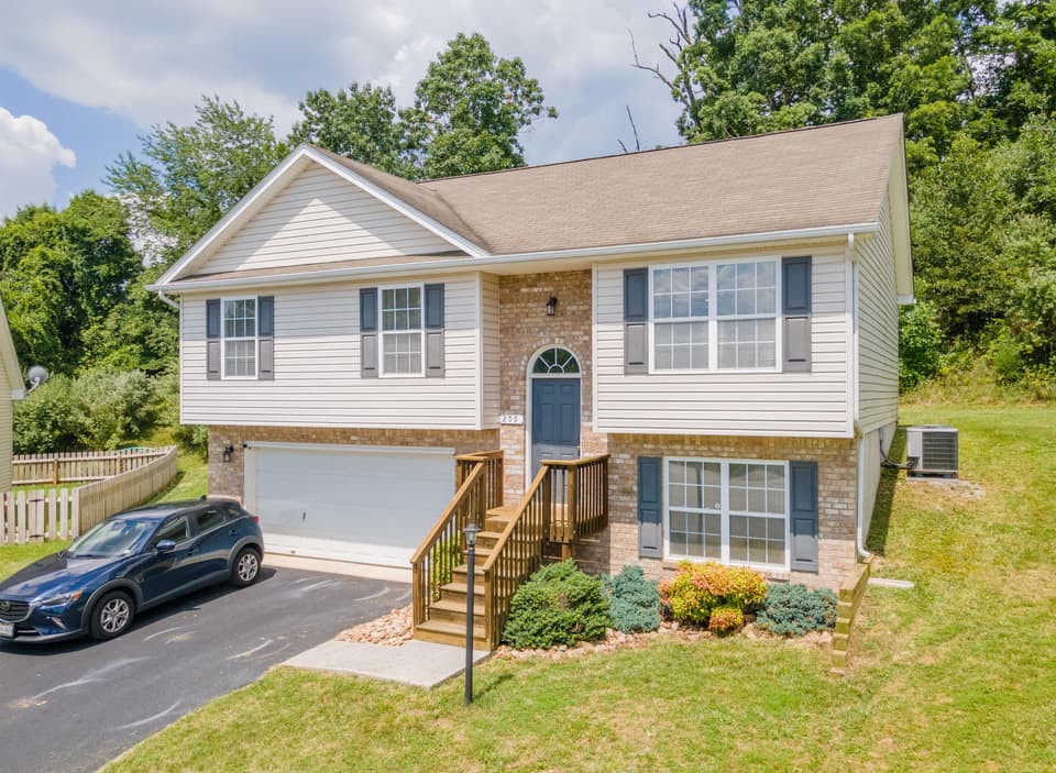 200 Wistaria Drive, photo 6 of 35