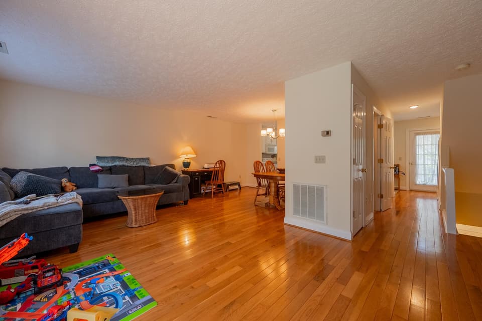 405 Silver Leaf Drive, photo 7 of 36