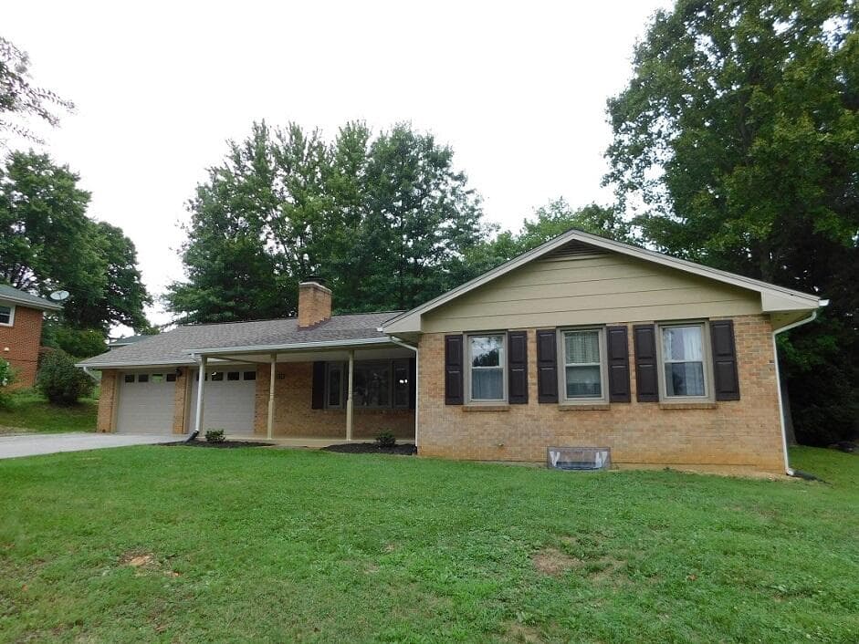 310 Hickory Dr SW, photo 2 of 30