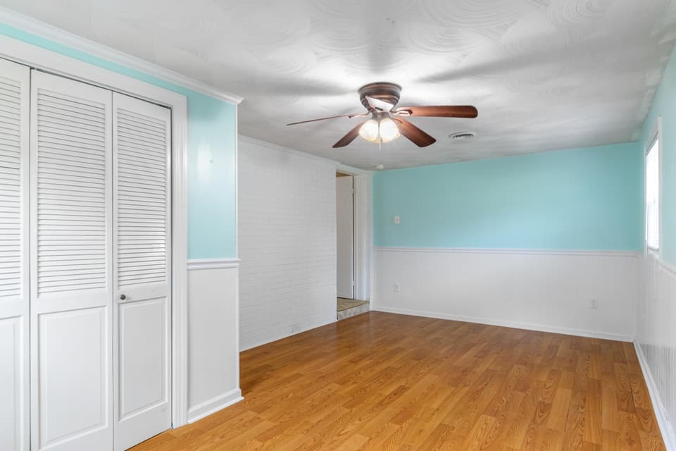 955 McHenry Avenue, photo 12 of 29