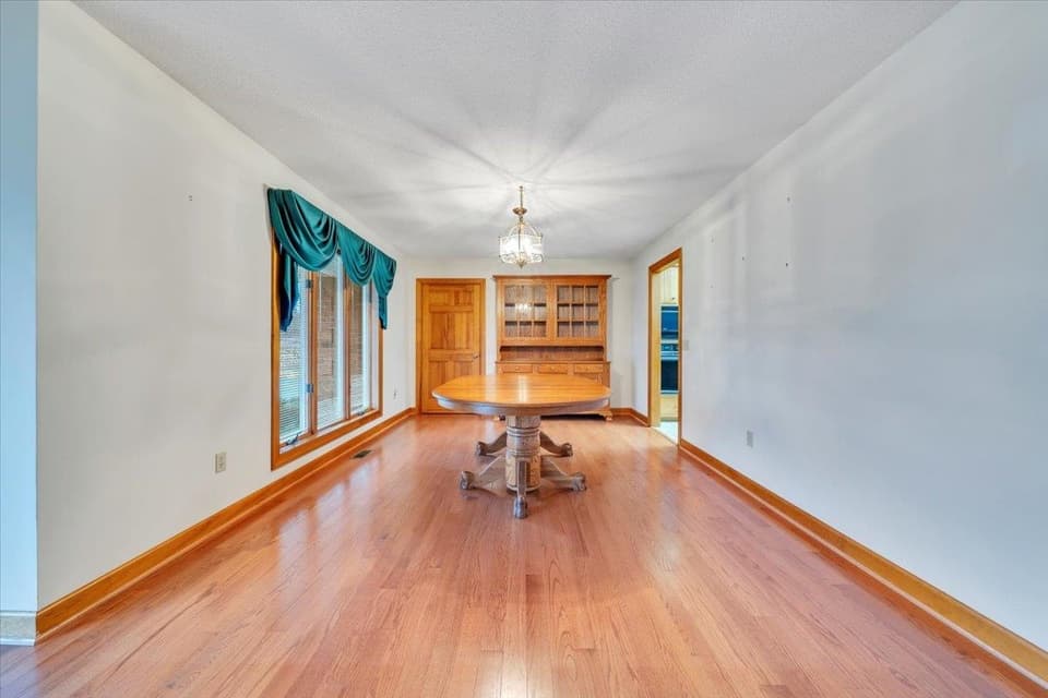 290 Patricia Lane SE, photo 10 of 40
