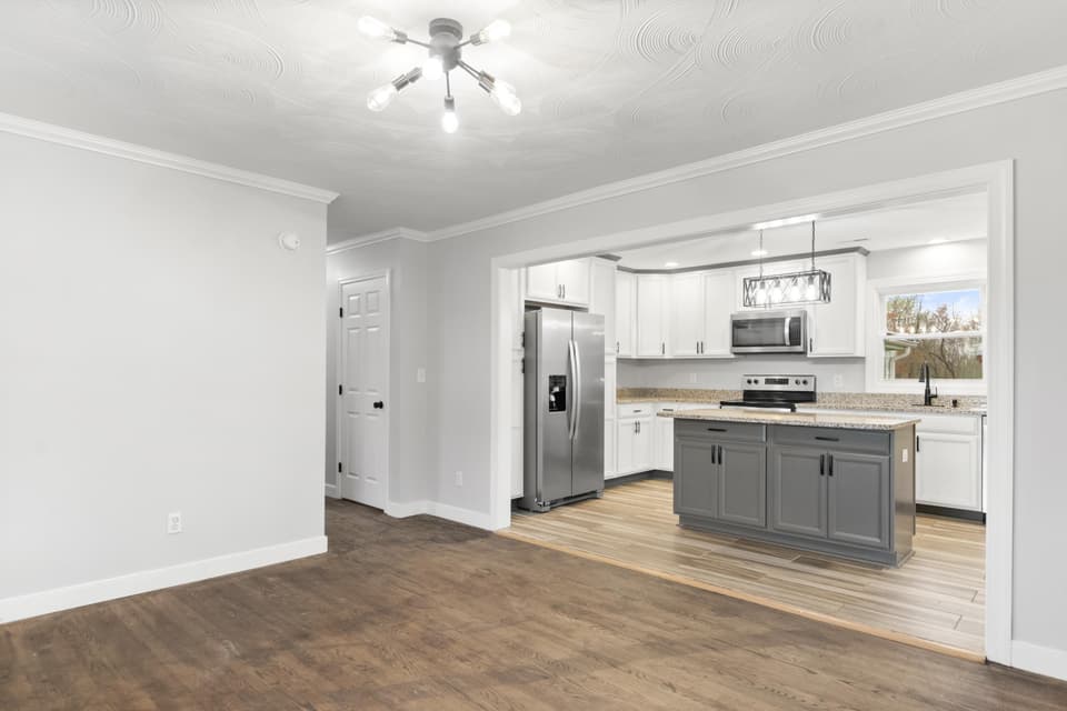 4090 Roanoke Street, photo 4 of 40