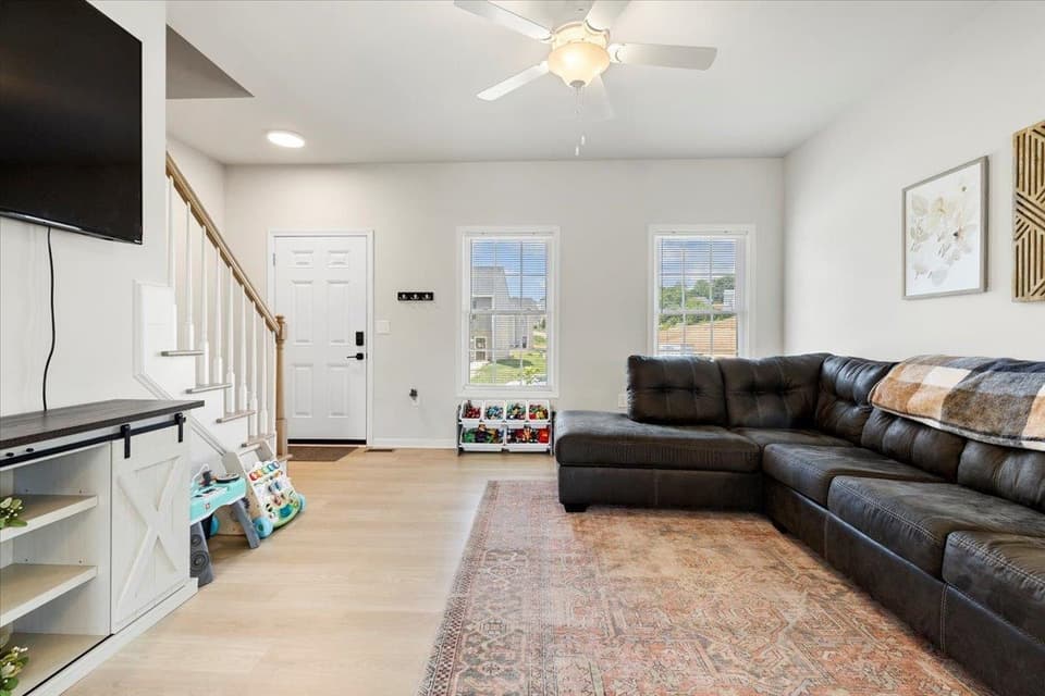 990 Holland Loop NW, photo 9 of 40