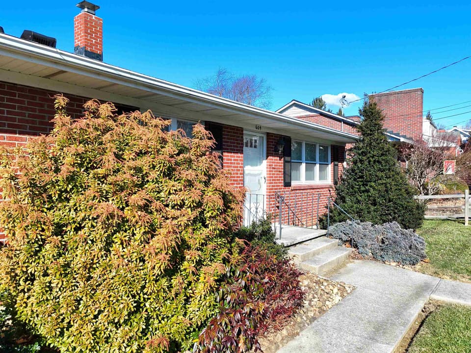 604 E Main Street, photo 5 of 40