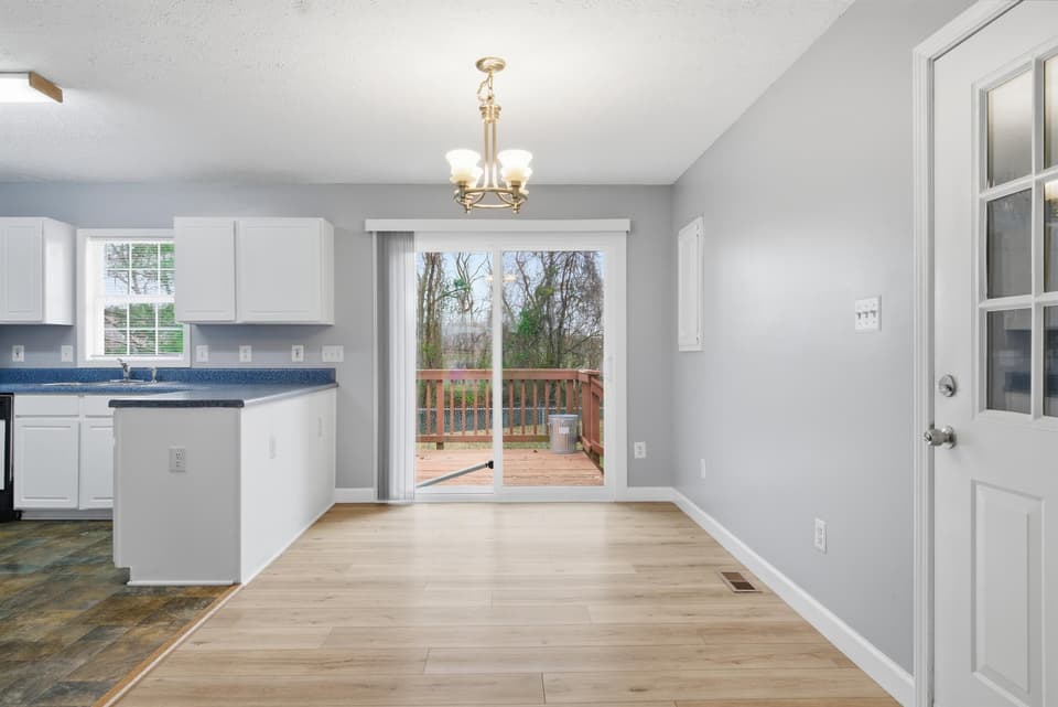 660 Warren Court, photo 8 of 29