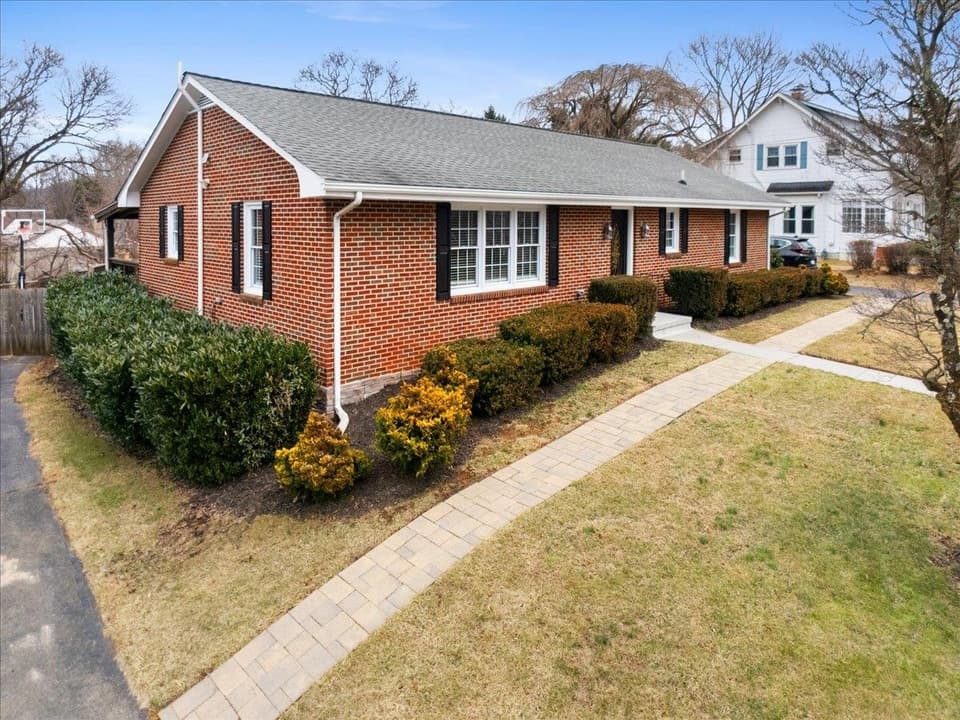 106 Miller Street SE, photo 5 of 40