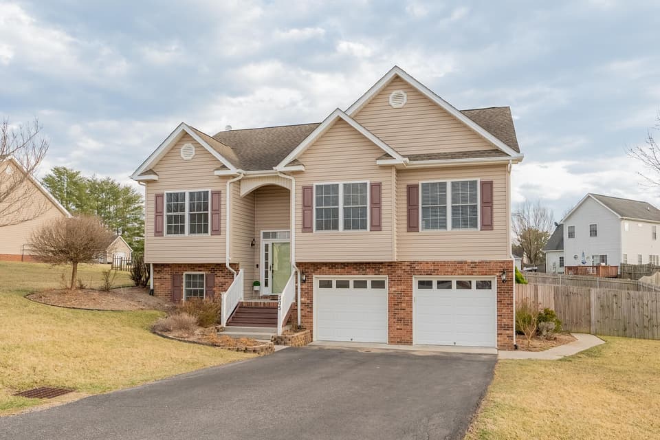 305 Meadow Drive, photo 3 of 40