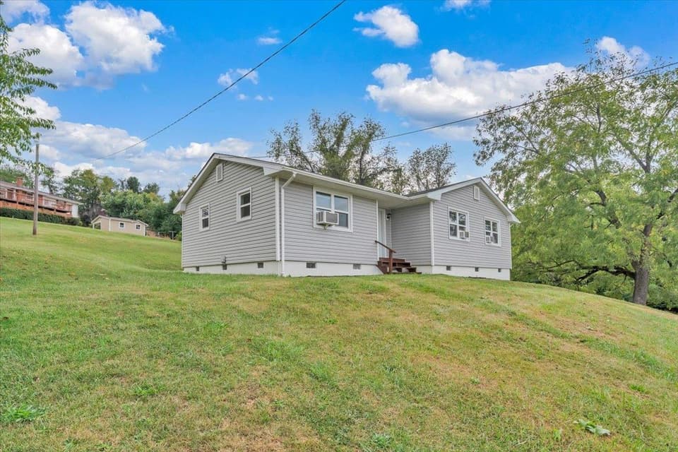 935 NE Depot Street NE, photo 24 of 26