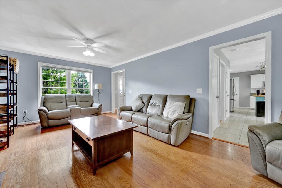 135 Sapphire Avenue, photo 10 of 40