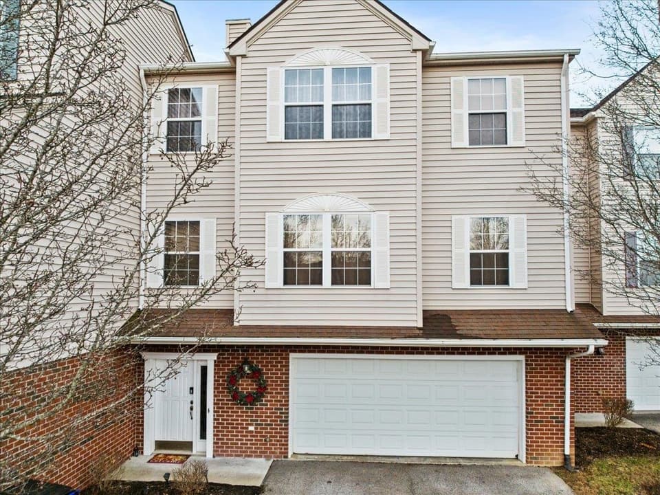 910 Oak Tree Boulevard, photo 3 of 40
