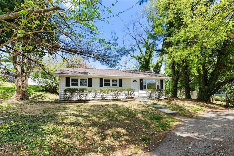 235 Lucas Street NE, photo 2 of 20