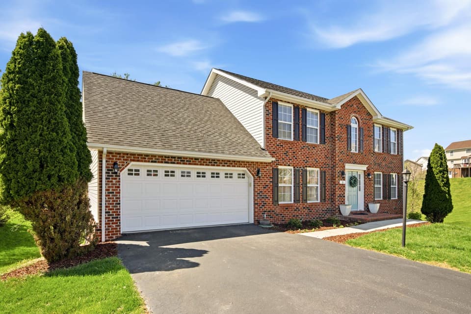 5 King Charles Court NW, photo 2 of 40