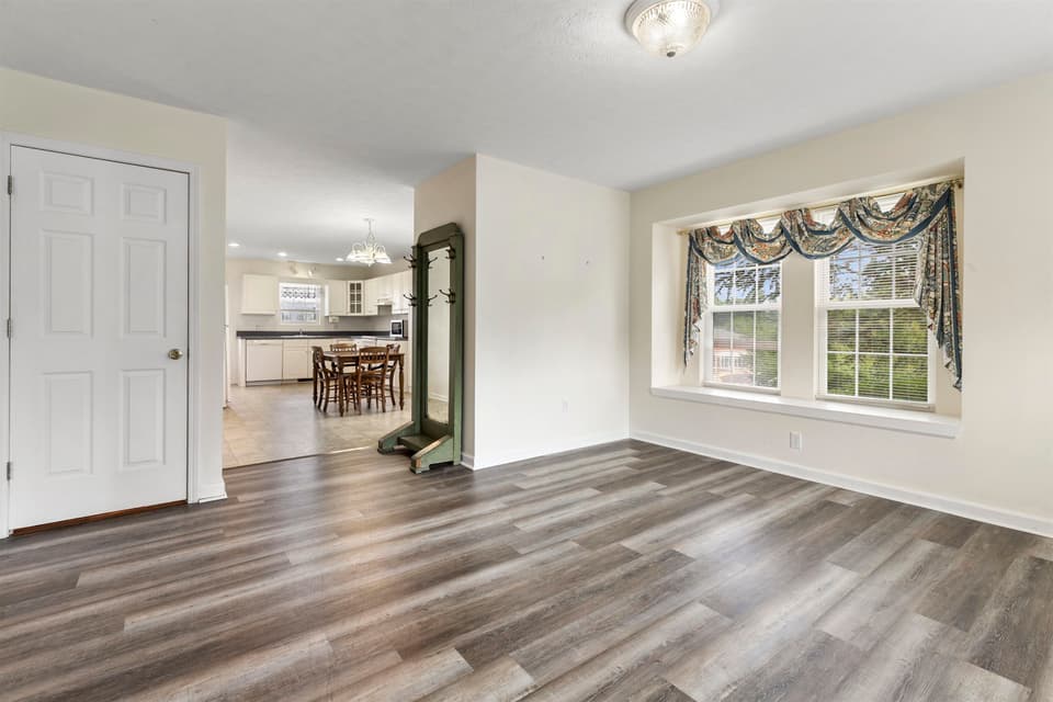 115 Darci Drive SE, photo 7 of 27
