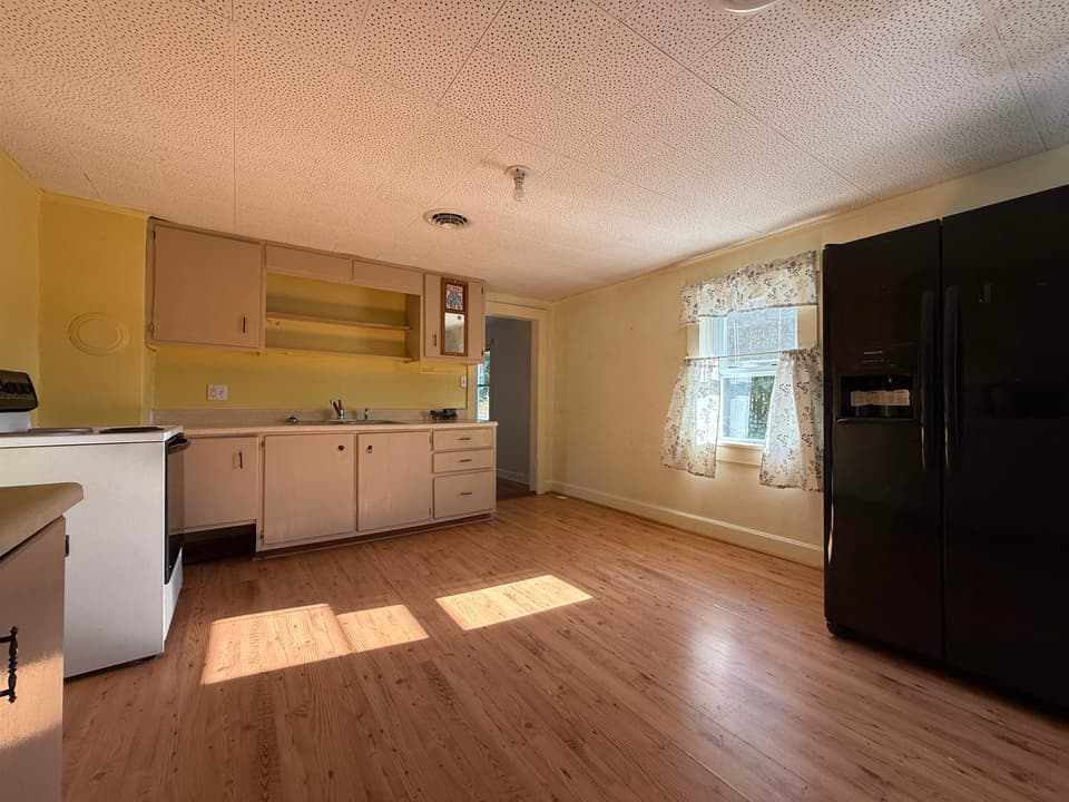 945 Montgomery Street, photo 10 of 31