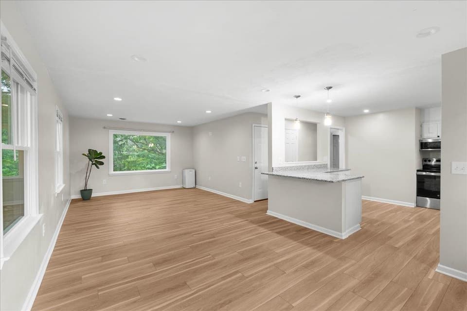 1370 Roanoke Street, photo 8 of 40