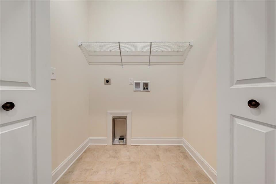 940 Holland Loop, photo 9 of 40