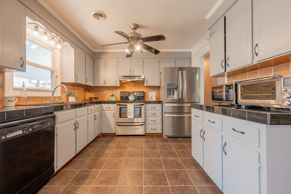 1145 Spruce Street, photo 6 of 34