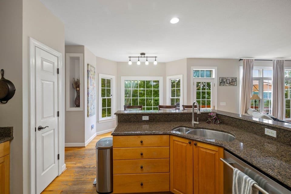 2050 Lubna Drive, photo 7 of 40