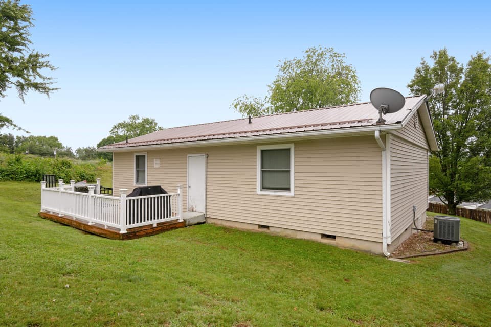 490 Sunnyside Lane, photo 9 of 36