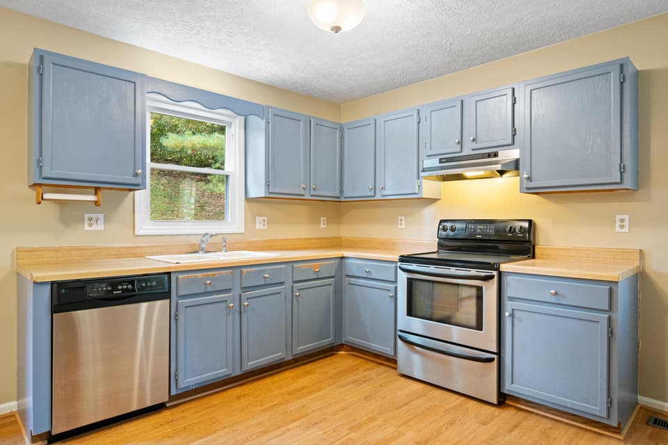 1305 Chestnut Drive, photo 5 of 40