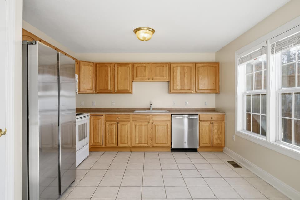 380 Oaktree Boulevard, photo 14 of 40