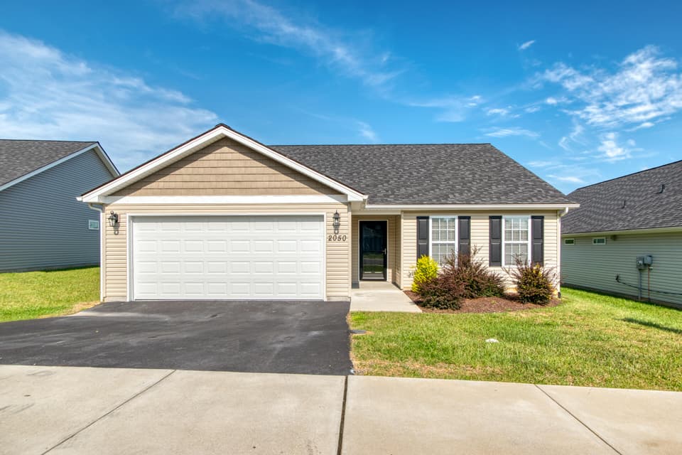 2050 Glade Drive SE, photo 5 of 34