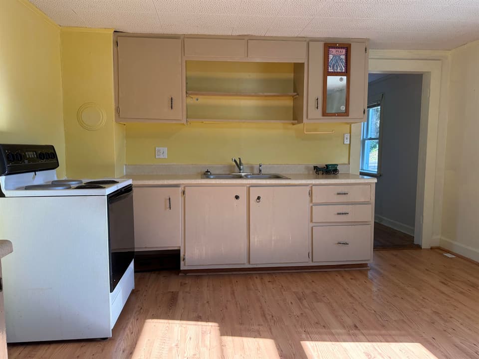 945 Montgomery Street, photo 11 of 31